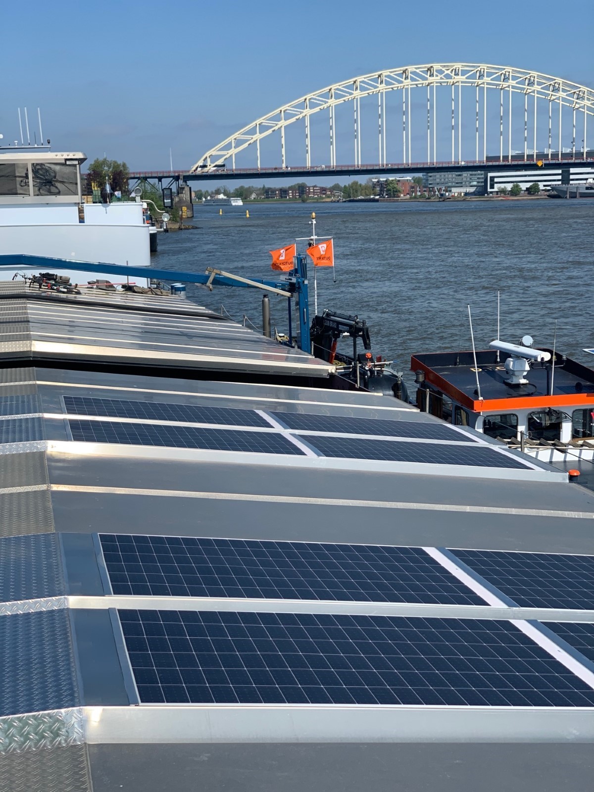 De zonnepanelen op MS Concordia zijn minder dan 3 millimeter dik. Op zonnige dagen wekken de Solarluiken aan boord de MS Concordia ruim 45 kWh op.