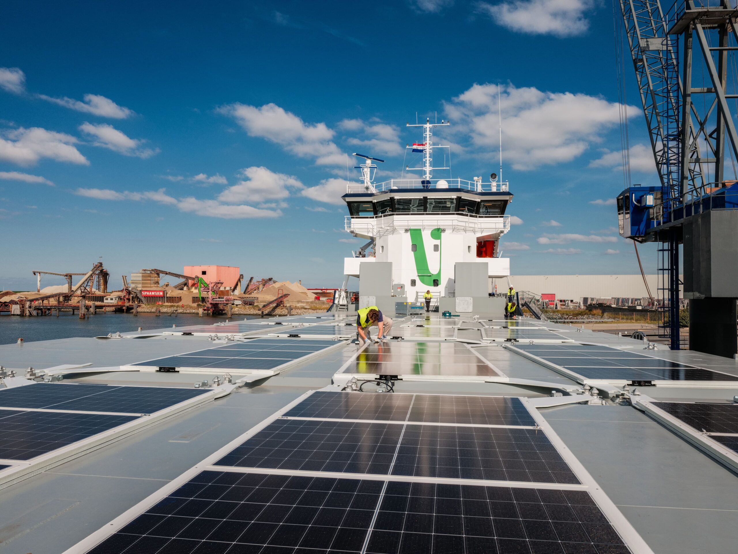 Wattlab-Team installiert Solar Flatrack Paneele auf dem Deck eines Binnenschiffs